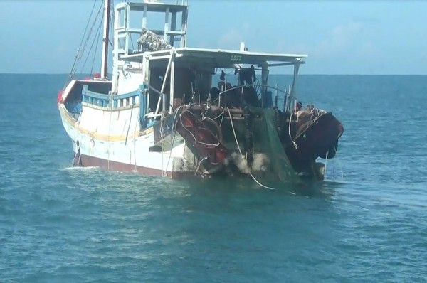 ▲漁船以拖曳網具方式作業危害海洋生態與漁業資源甚大。（圖／新竹海巡隊提供）
