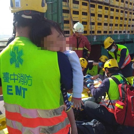 ▲▼遊覽車走台74線要下匝道，竟衝撞小客車造成1死2傷。（圖／翻攝烏日消防分隊臉書）