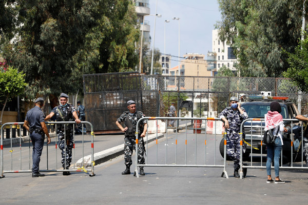 ▲黎巴嫩國會議員13日在爆炸後首次會面，現場可見示威者與安全部隊。（圖／路透）