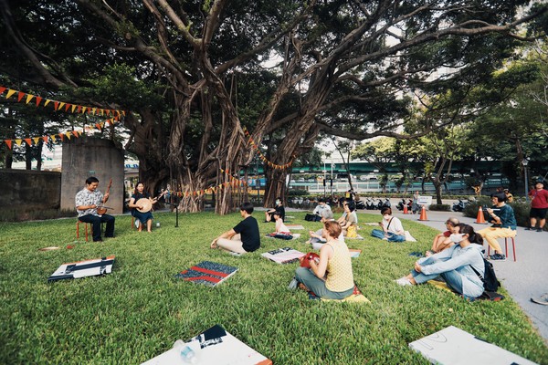 ▲▼空總「2020玩聚場夏日藝術節」，民眾可漫步到榕樹廣場，參與不想睡遊戲社的《樹下聽我說》說書表演。（圖／林育全攝／空總提供）