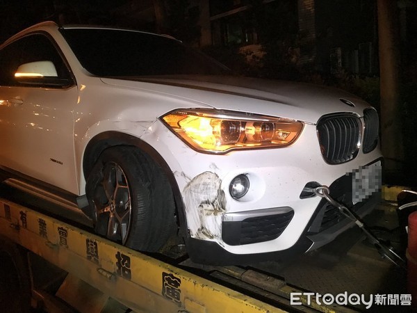 ▲▼國道3號「恐怖4車追撞」！女乘客尖叫全錄下　BMW慘卡分隔島。（圖／記者陳豐德翻攝）