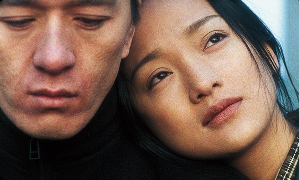 當年的藝文片愛將賈宏聲（左）與周迅（右）在《蘇州河》成為愛與迷離的戀人。（前景娛樂提供）