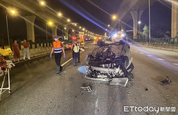 ▲國道一號北上桃園路段14日凌晨發生轎車自撞護欄翻覆意外，警方現場處理。（圖／記者沈繼昌翻攝）