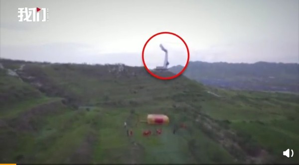 滑翔傘掛在「220千伏高壓電線」上　離地30公尺...他驚險受困7小時！（圖／翻攝自微博／墊江法院）