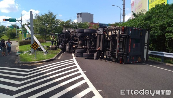 ▲▼國道二號大湳匝道，八德、鶯歌路牌處貨車翻覆。（圖／記者陳豐德翻攝）