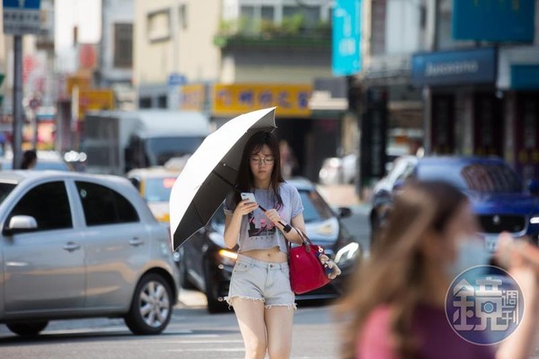 今仍維持典型夏季的天氣型態，各地中午高溫炎熱。（本刊資料照）