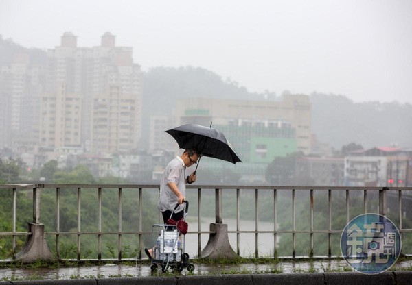 今仍維持典型夏季的天氣型態，各地中午高溫炎熱，不過午後雷陣雨可能會逐步增加。（本刊資料照）