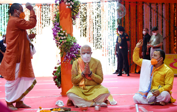 ▲▼印度總理莫迪出席阿尤德亞（Ayodhya）羅摩（Ram）神廟奠基與開工儀式。（圖／路透）