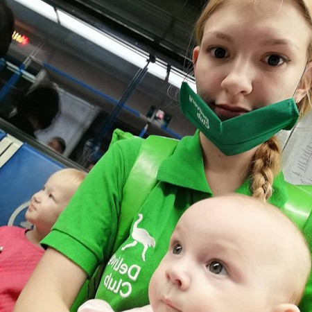 ▲▼ 俄羅斯19歲媽媽Lada Koroleva帶著孩子外送。（圖／翻攝自Facebook／Лада Королёва）