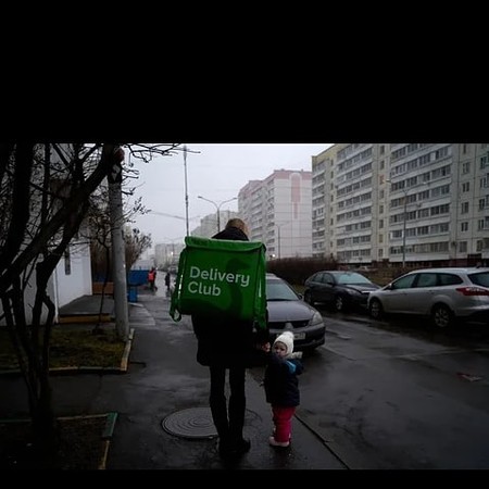 ▲▼ 俄羅斯19歲媽媽Lada Koroleva帶著孩子外送。（圖／翻攝自Facebook／Лада Королёва）
