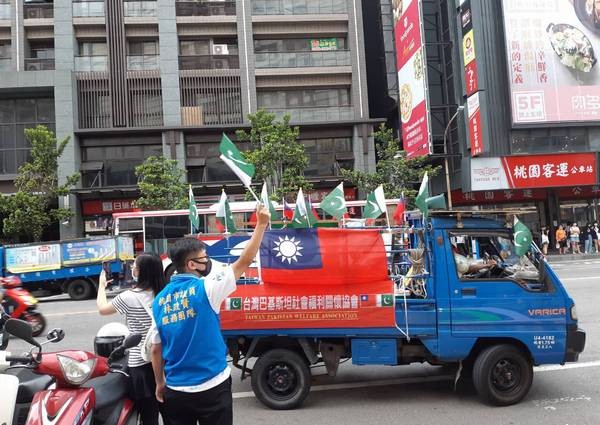 ▲桃園巴基斯坦新住民獨立建國紀念日車隊遊行受注目。(圖／記者楊淑媛攝)