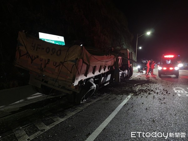 ▲▼貢寮砂石車突逆向擦撞護欄。（圖／記者郭世賢翻攝）