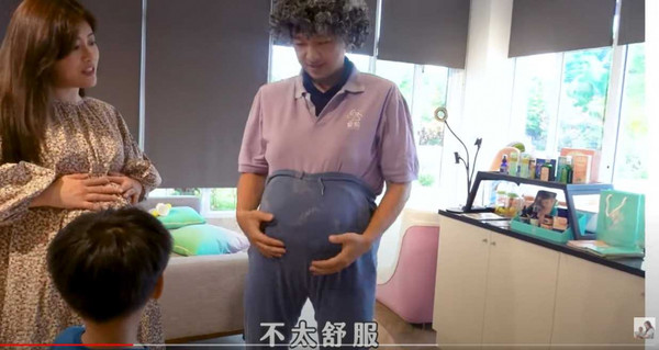 老公穿上模擬孕婦的背心，感受老婆日常面臨的困難。