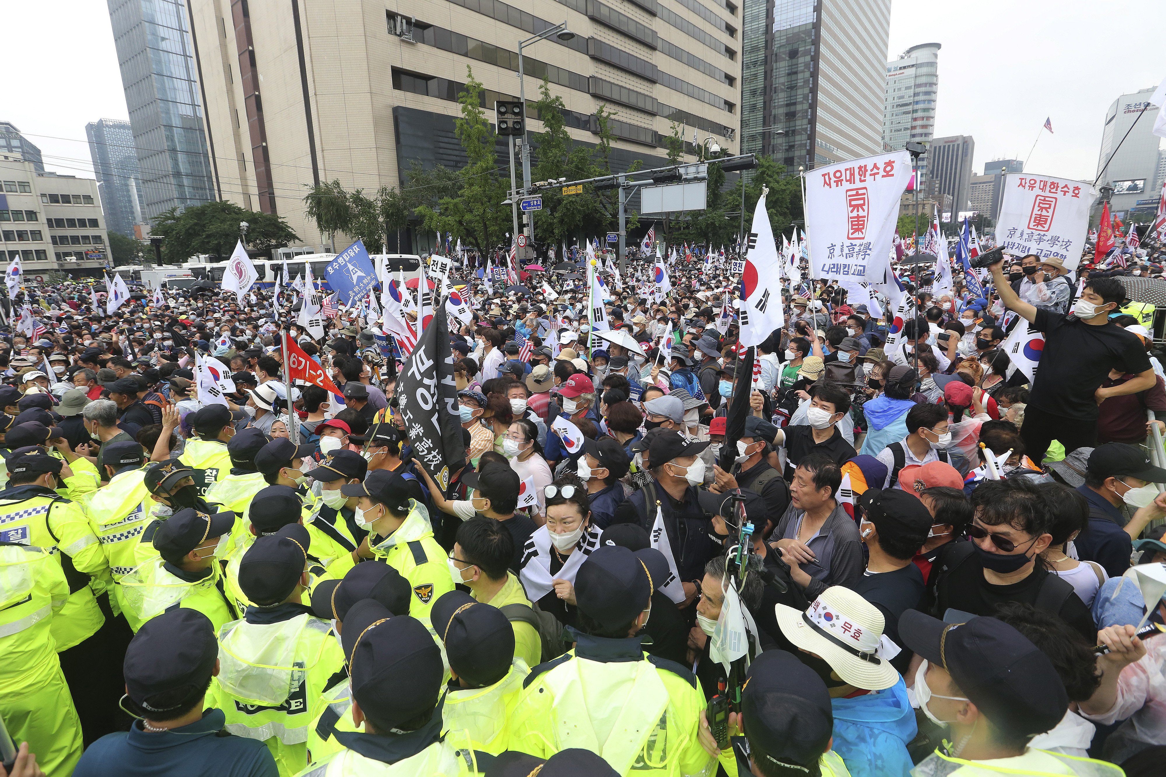 ▲▼南韓基督教、保守派勢力集結數萬名民眾至首爾光化門前集會示威。（圖／達志影像／美聯社）