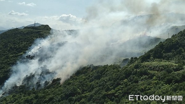 ▲ 新北瑞芳驚傳火燒山 大粗坑步道山區竄出大量濃煙...警消急出動搶救。（圖／記者郭世賢翻攝）