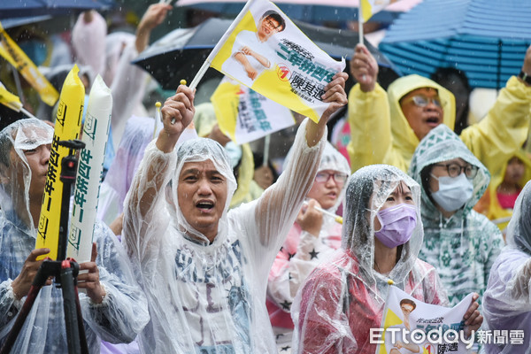 ▲高雄市長補選，支持者大雨中聚集陳其邁競選總部。（圖／記者林敬旻攝）