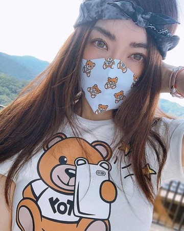 ▲▼謝金燕曬限量口罩 。（圖／翻攝自Instagram／jeanniehsieh___bbb、moschino）