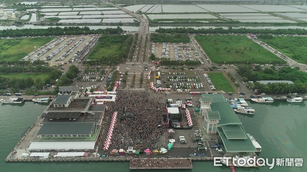 ▲台南市政府主辦的「2020台南夏日音樂節─將軍吼」15日及16日在將軍漁港連續熱唱兩天，學甲分局針對將軍區將軍漁港周邊道路實施彈性管制，請用路人注意交通安全。（圖／記者林悅翻攝，下同） 