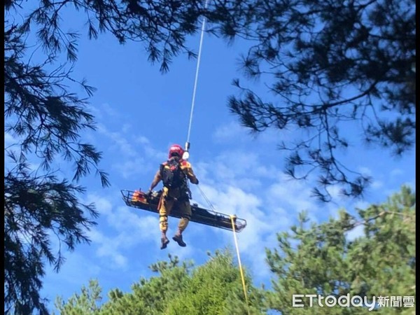 ▲▼黑鷹直升機飛抵海拔2600餘米高山執行吊掛救援任務。（圖／空勤總隊提供，下同）