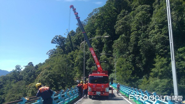 ▲楊男墜落雪山橋下100公尺深山谷，搜救人員將其吊掛至道路。（圖／民眾提供）