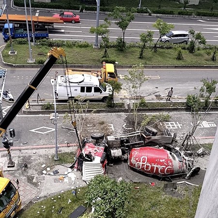▲▼   前鎮水泥攪拌車摔落高架道路          。（圖／記者黃子倩翻攝）