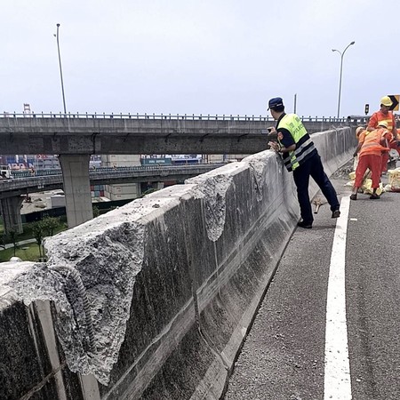 ▲▼  前鎮水泥攪拌車摔落高架道路          。（圖／記者黃子倩翻攝）