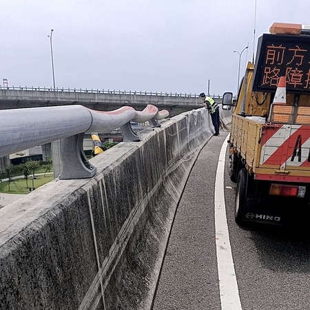 ▲▼  前鎮水泥攪拌車摔落高架道路          。（圖／記者黃子倩翻攝）