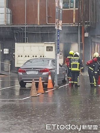 ▲▼台中市台灣大道變電箱火警爆炸。（圖／記者李忠憲翻攝攝）