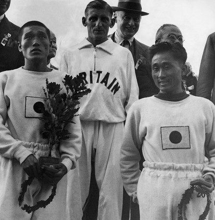 ▲1936年8月9日，德國柏林奧運會，被迫代表日本參賽的朝鮮人孫基禎（左一）奪得了冠軍，並以2小時29分19秒的成績成為奧運會歷史上第一個跑入2小時30分鐘的人。亞軍是英國選手歐內斯特·哈珀，第三名南昇龍（右一）也是代表日本的朝鮮人。（圖／CFP）