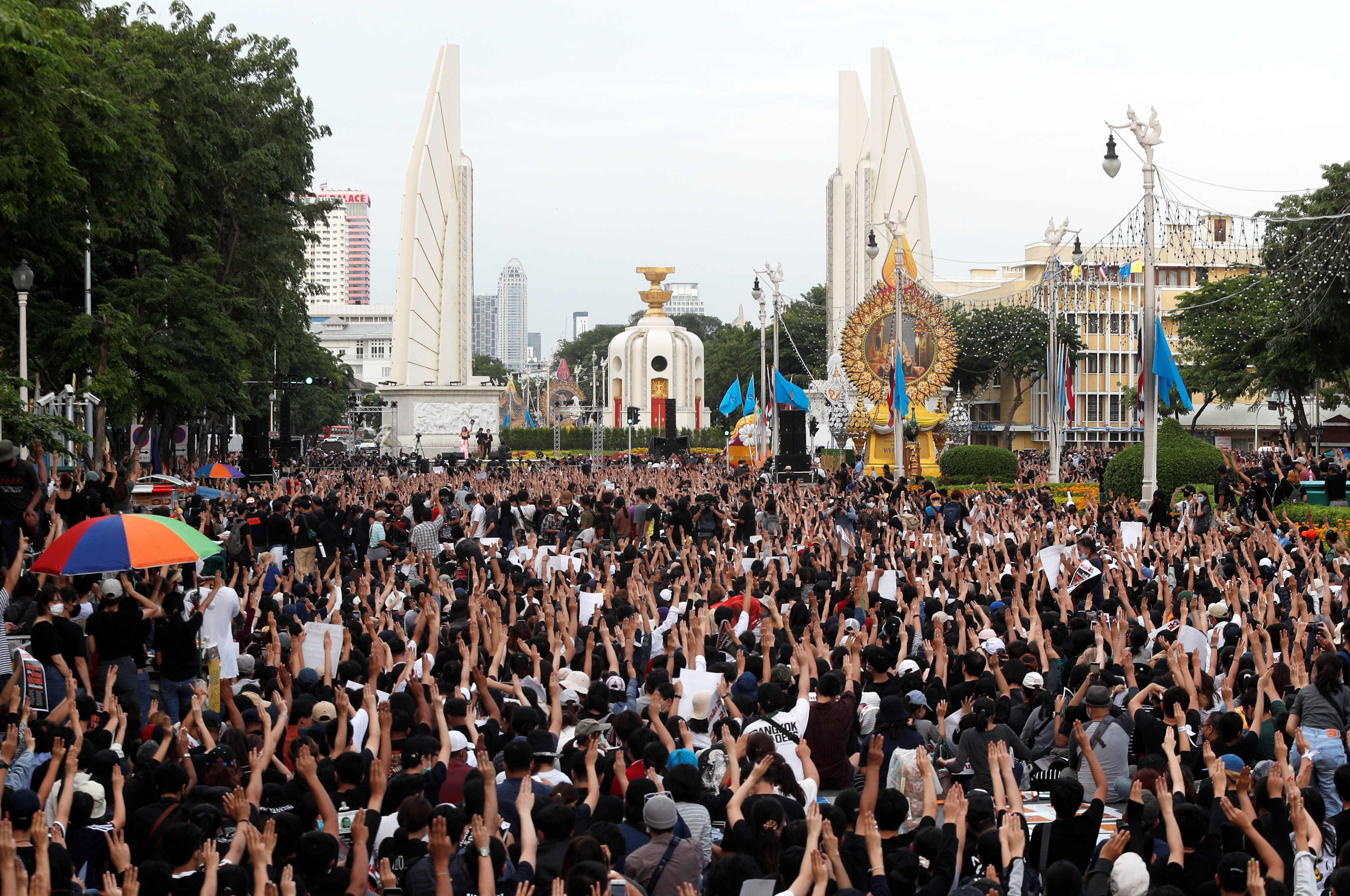 ▲▼泰國發生萬人抗議，要求國會休憲。（圖／路透）