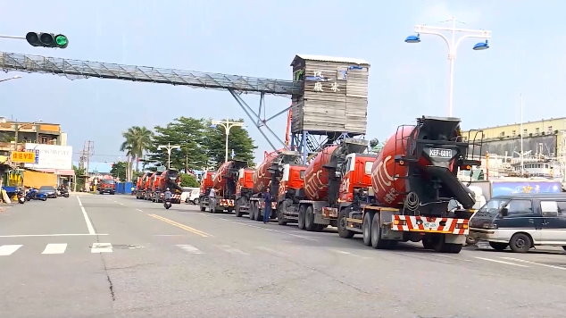 方向相反！高雄混凝土車駕駛衝出高架橋亡　目擊者：可能走錯路。（圖／東森新聞）