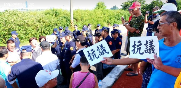 ▲台南市政府預定於學甲區第六公墓設立動物保護教育園區，16日派員前往鑽探，遭自救會強烈抗議，市府回應鑽探為可行性評估之重要項目非動工興建。（圖／翻攝自臉書台南學甲人，下同）