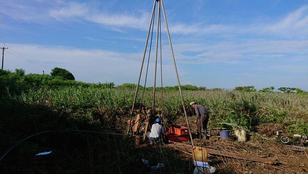 ▲台南市政府預定於學甲區第六公墓設立動物保護教育園區，16日派員前往鑽探，遭自救會強烈抗議，市府回應鑽探為可行性評估之重要項目非動工興建。（圖／翻攝自臉書台南學甲人，下同）