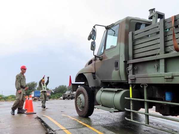 ▲▼陸軍四支部運輸兵群第二營港運連，執行澎防部戰車及各類軍品前運任務。（圖／翻攝自Facebook／中華民國陸軍）