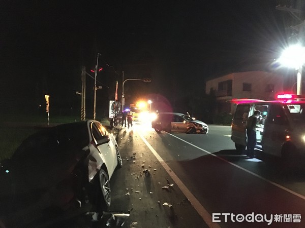 ▲▼由於衝擊力道過大，2車車體都損毀嚴重。（圖／記者黃孟珍翻攝）