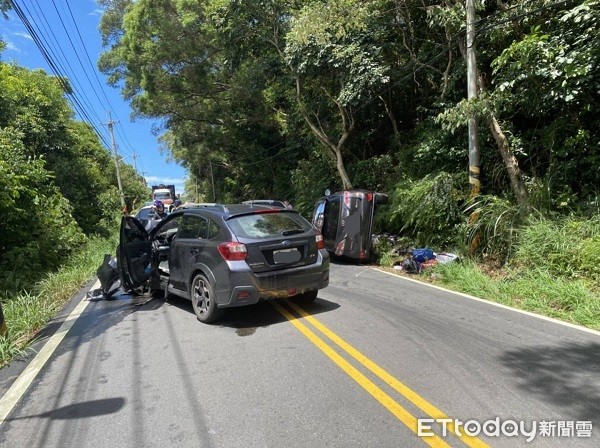 ▲2部肇事車輛佔據狹小山區道路。（圖／蘆竹警分局提供）