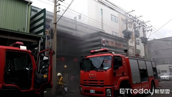 ▲台南市安南區工明南二路一家印刷工廠發生火警，消防人員全力搶救滅火。（圖／記者林悅翻攝，下同）