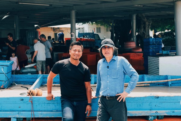 ▲▼天廚彭天恩Alex與詹宏志，合影於屏東滿豐漁港（圖／黃銘彰攝／青鳥提供）