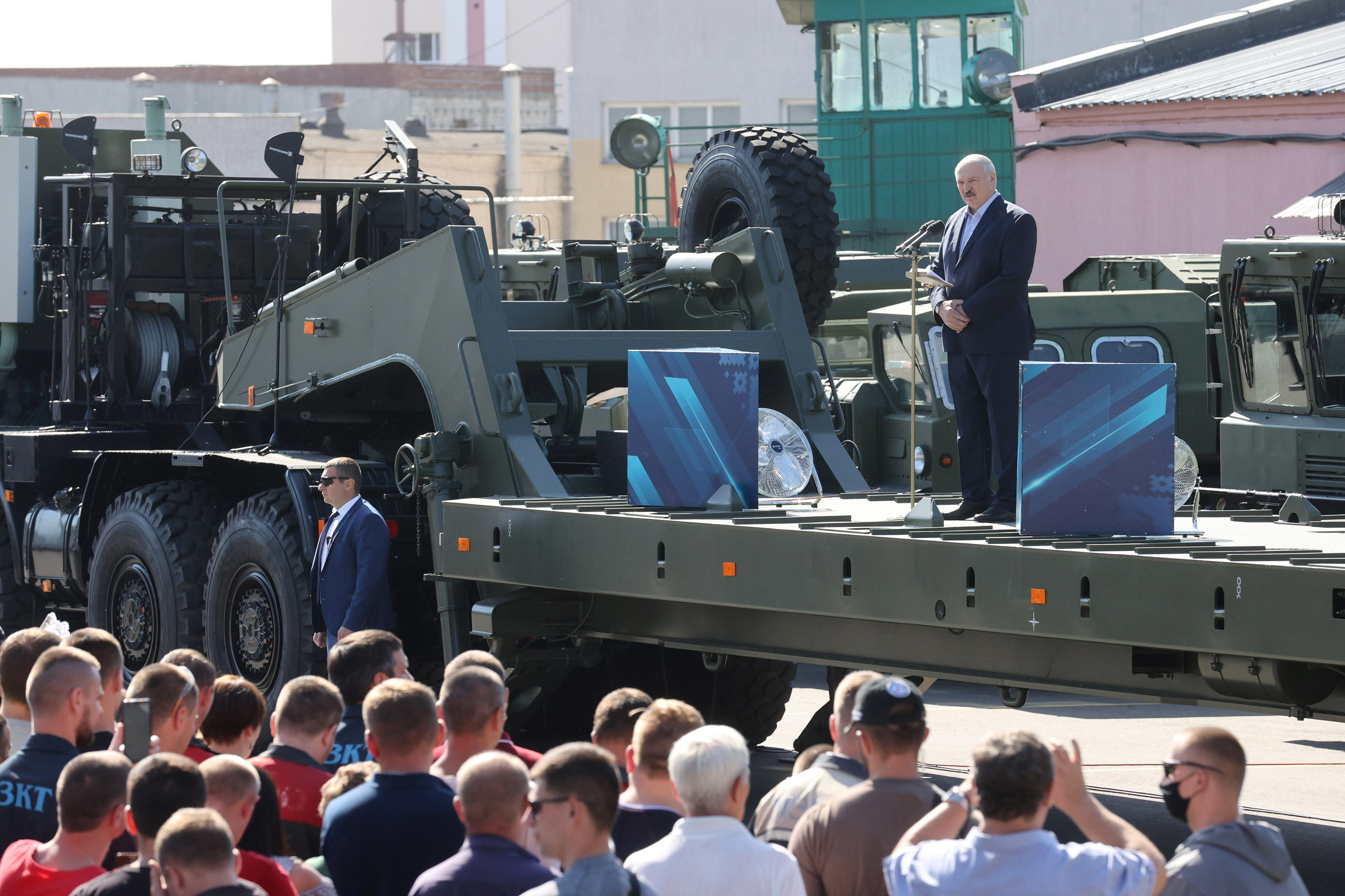 ▲▼白俄羅斯總統盧卡申科（Alexander Lukashenko）在軍用重裝車上發表演說，國營電視台員工在他參訪時罷工。（圖／路透）