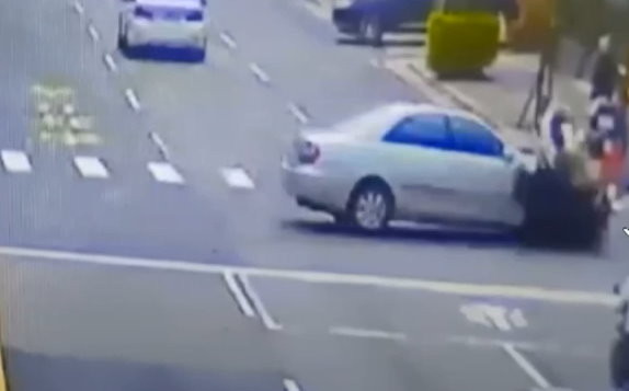 影片曝光！22歲女駕駛左轉撞直行雙載機車　2妹噴飛翻一圈重摔。（圖／東森新聞）