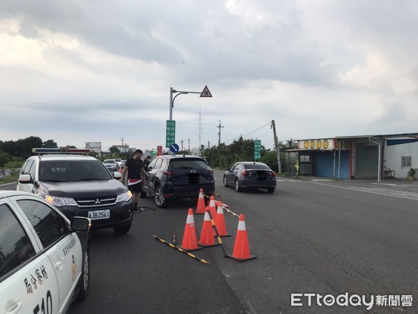 ▲王姓男子駕駛自小客車，途經台1線枋寮段身體不適擦撞他車，警方迅速處理排除      。（圖／記者陳崑福翻攝）