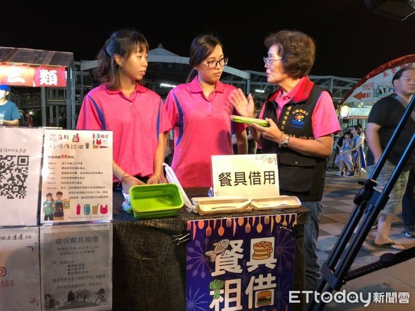 ▲花蓮縣政府與東大門夜市攤商宣誓要帶給遊客環保夜市形象。（圖／花蓮縣政府提供，下同）