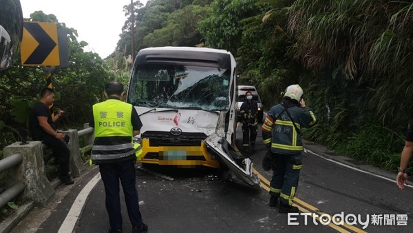 ▲▼台北市北投區泉源路往陽明山方向，一輛小巴與對向貨車對撞。（圖／記者黃彥傑攝）