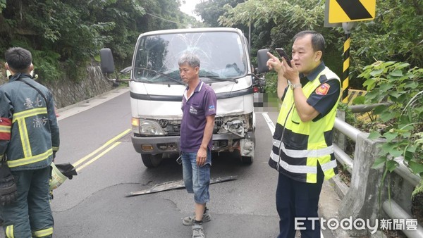 ▲▼台北市北投區泉源路往陽明山方向，一輛小巴與對向貨車對撞。（圖／記者黃彥傑攝）