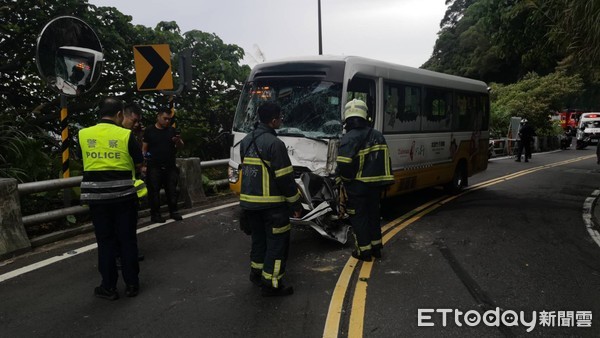 ▲▼台北市北投區泉源路往陽明山方向，一輛小巴與對向貨車對撞。（圖／記者黃彥傑攝）