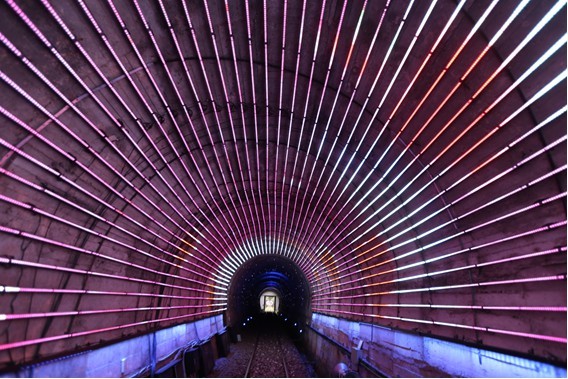 ▲深澳鐵道自行車推出「8月情人節限定光隧道」。（圖／新北市觀旅局提供）