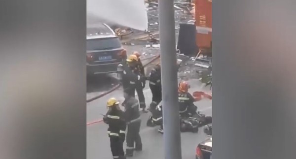 ▲瀋陽一間包子店爆炸，造成救災消防員受傷。（圖／翻攝自澎湃新聞，下同）