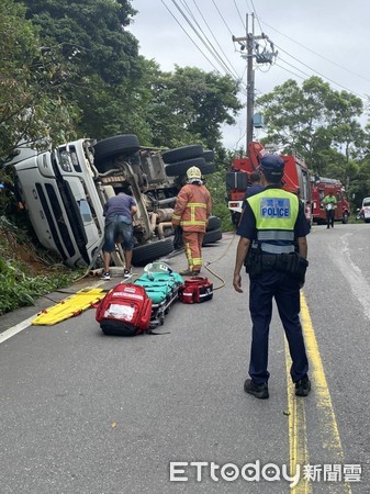 ▲▼預拌混泥車疑過彎不慎翻覆，救出駕駛無呼吸心跳             。（圖／記者陳以昇翻攝）