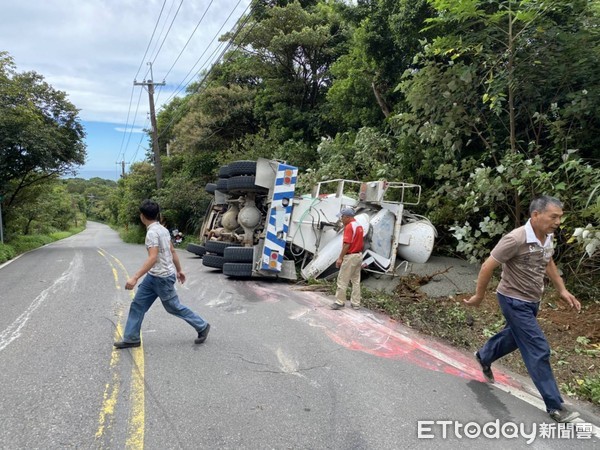 ▲▼預拌混泥車疑過彎不慎翻覆，救出駕駛無呼吸心跳             。（圖／記者陳以昇翻攝）