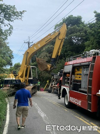 ▲▼預拌混泥車疑過彎不慎翻覆，救出駕駛無呼吸心跳             。（圖／記者陳以昇翻攝）